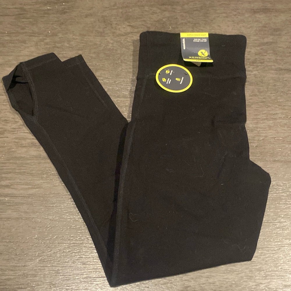 Xersion cotton blend capris. Mid rise - fitted through mid-calf.